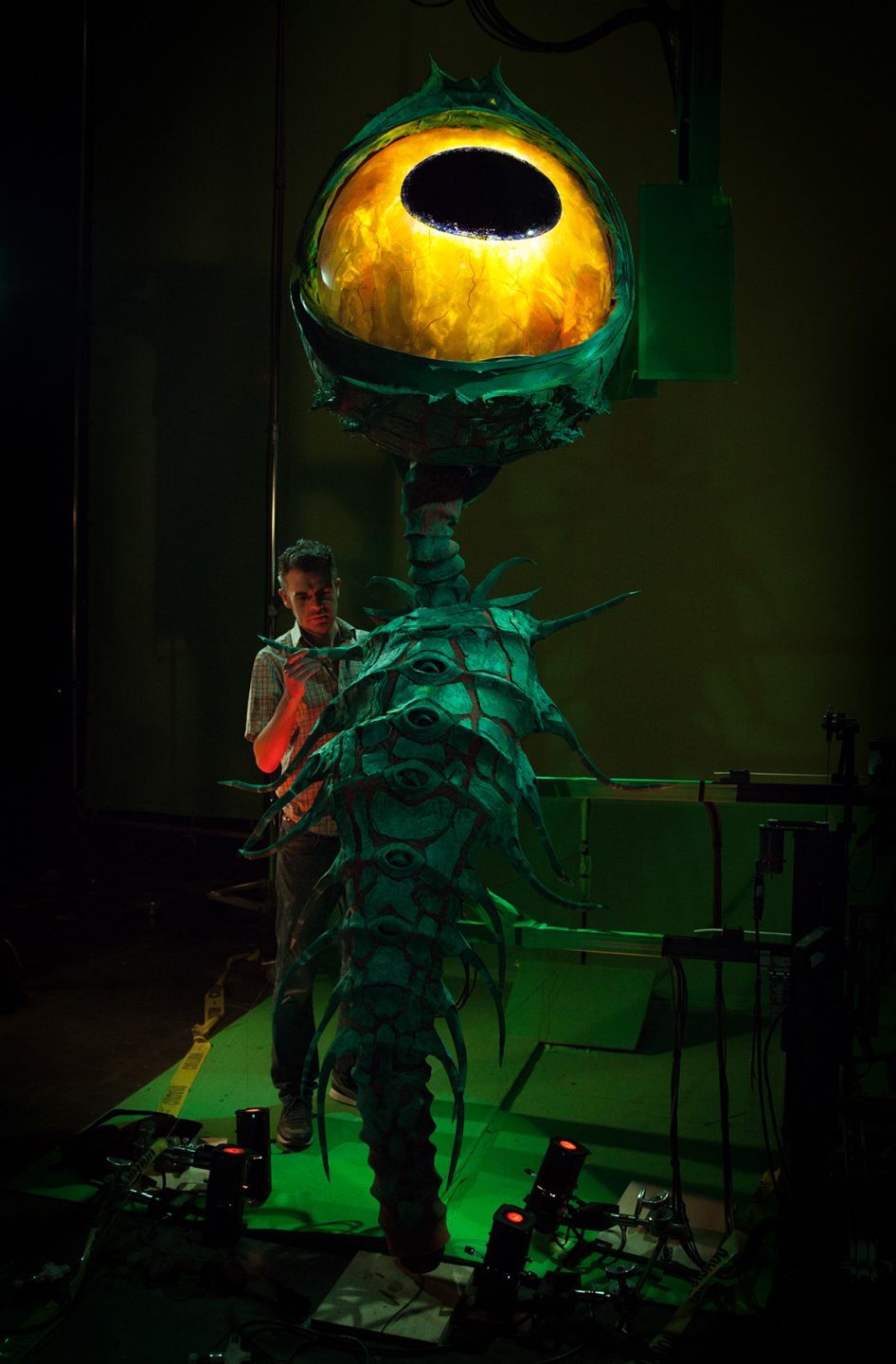 Rigging Supervisor Oliver Jones with the giant eye puppet. Photo credit: Jason Ptaszek / Laika Studios / Focus Features.