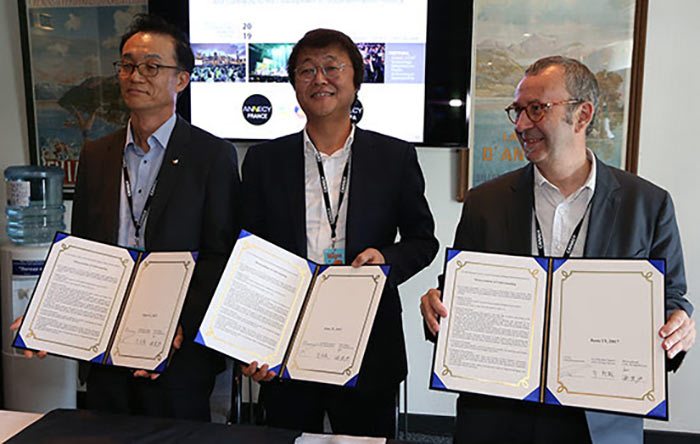 Harry (Sang Chul) Yoon of SK Broadband, Hyungchul Joo (SBA - Seoul Animation Center), and Patrick Eveno (CITIA) signing the Annecy Asia partnership agreement last Tuesday in Annecy. Photo: G. Piel/CITIA.