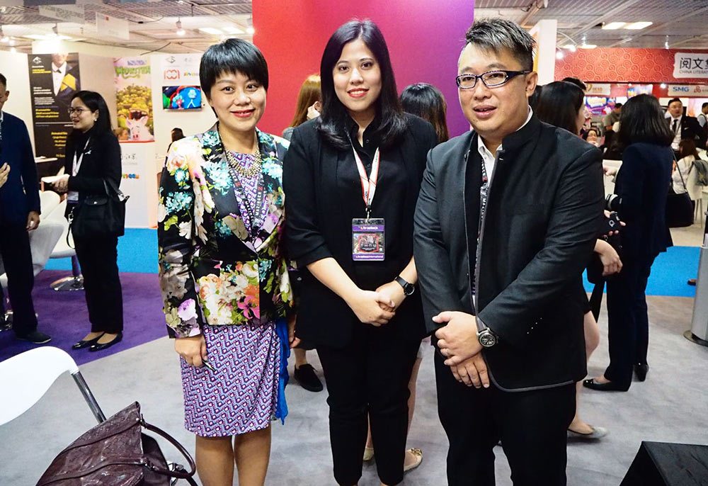 Left to right: Shelan He (vice-president of Oriental Pearl Group, president of Shanghai Wingsmedia), Pinyada Ratanasungk, (COO of Shellhut and Tiny Island Pictures), David Kwok (co-CEO of Shellhut and Tiny Island Pictures).